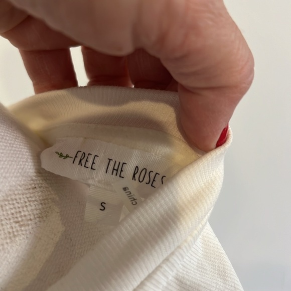 NWOT WHITE CROP TOP WITH RUFFLE CAP SLEEVES - SIZE SMALL - Picture 5 of 6